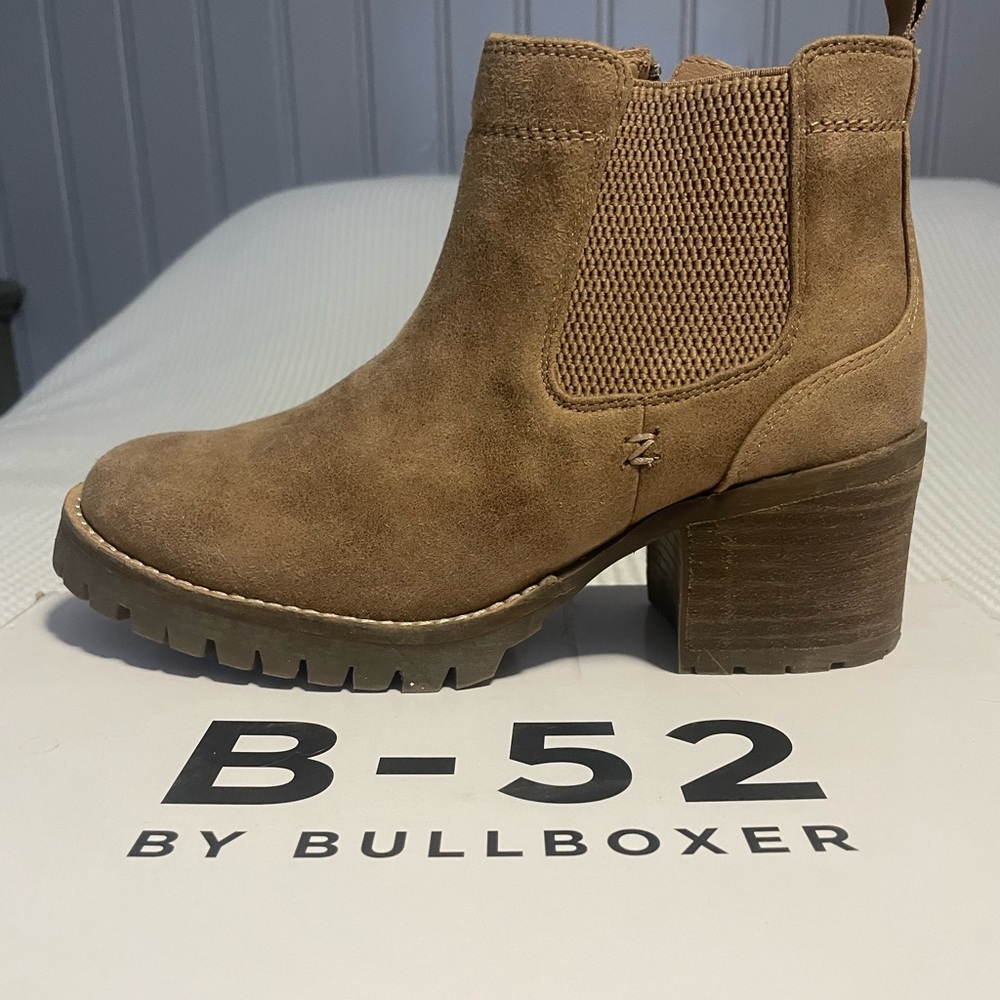 NEW Tan Ankle Boot - size 7
